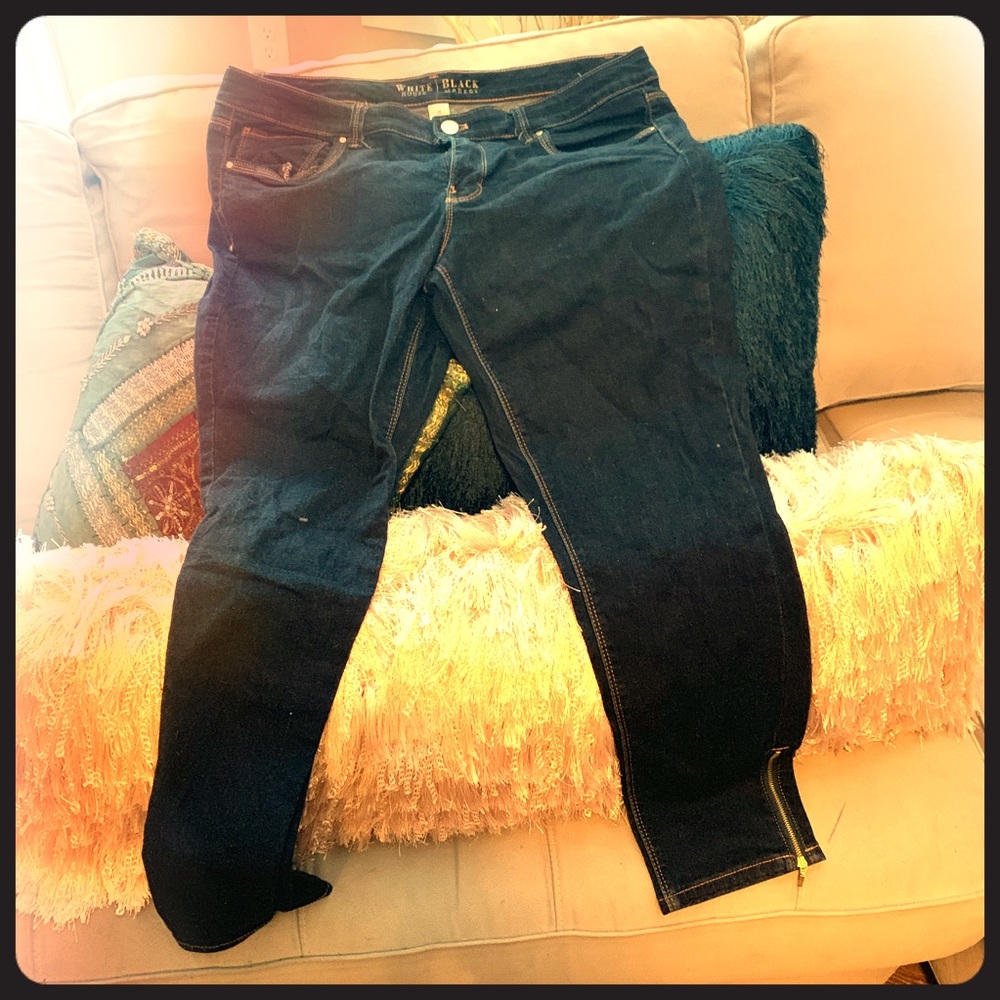 Skinny jeans with zipper details; gently worn